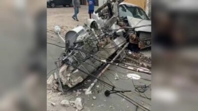 Urgente- Carro derruba poste após tentativa de fuga da guarda municipal, na avenida Cajazeiras