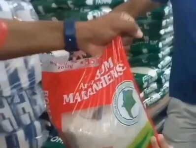 Vídeo- Consumidores flagram rato dentro de pacote de arroz, no Mercadão Meneses, na Estrada de Ribamar