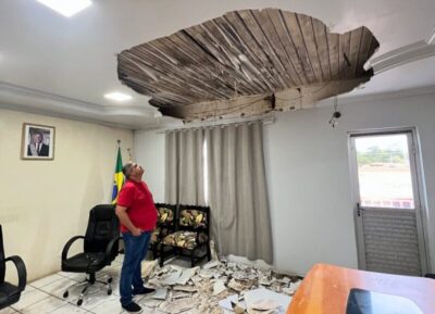 Forro da Prefeitura de João Lisboa desaba e por pouco não atinge prefeito