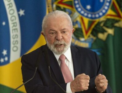 Lula antecipa 13º do INSS, amplia Minha Casa, Minha Vida e faz balanço de dois anos de governo