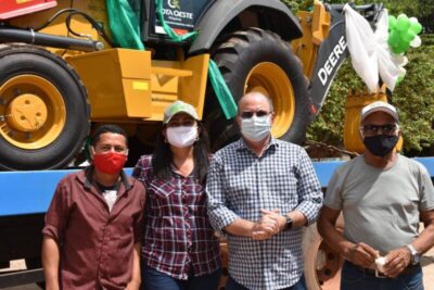 DEPUTADO DE COMPROMISSO: Arari recebe retroescavadeira viabilizada por Hildo Rocha a pedido de Maria Alves