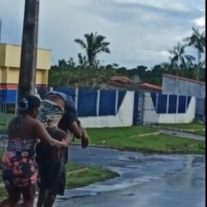 DESCASO: Doente é levado nas costas para hospital devido falta de ambulância em cidade do Maranhão