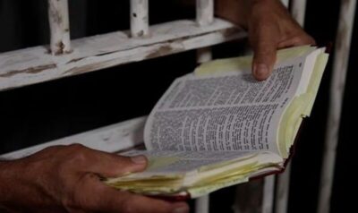 Desembargador suspende lei que diminuía pena de presos que lessem livros da Bíblia no Maranhão