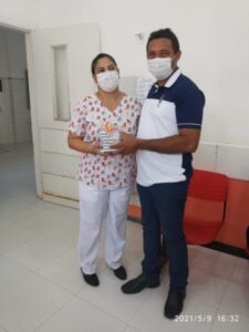 DIA DAS MÃES: Prefeito Arnóbio entrega presentes no hospital municipal de Jenipapo dos Vieiras