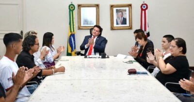 Felipe Camarão recebe estudantes do Núcleo Joãozinho Trinta, no Palácio dos Leões