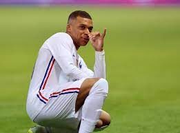Mbappe: Família do francês se reúne no Catar com donos do PSG para tratar de renovação, diz jornal