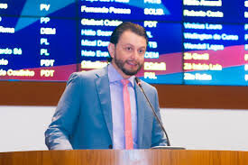 DEPUTADO LEONARDO SÁ SOLICITA IMPLANTAÇÃO DE CENTRO DE ATENDIMENTO À PESSOA IDOSA EM PINHEIRO