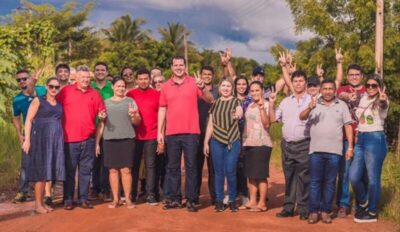 Dr. Adriano visita de casa em casa no Povoado Clemente e faz grande reunião superando chuva e falta de energia