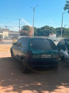 Comerciantes de São João dos Patos reclamam da falta de estacionamento devido a carros velhos abandonados