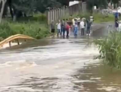 Chuvas intensas fazem riacho transbordar e interditam BR-222 em Santa Inês