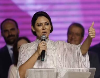 A portas fechadas, Bolsonaro admite Michelle em chapa presidencial num único cenário