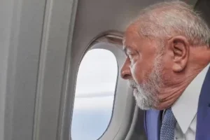 Avião do presidente Lula tem problema técnico e precisa gastar combustível para aterrissar no México