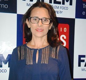 Em São João dos Patos, idoso de 77 anos é transportado para hospital deitado em colchão na carroceria de uma D-20