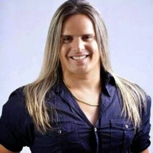 Ex-cantor da Banda Calcinha Preta é flagrado cantando em calçada e pedindo ajuda, em Aracajú