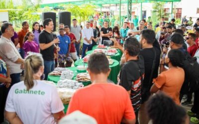 Prefeito Luciano comemora aniversário ao lado de feirantes em Pinheiro