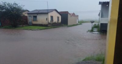 Chuva deixa moradores ilhados do Conjunto Habitacional Rafisa Buzzar   em Itapecuru/MA.