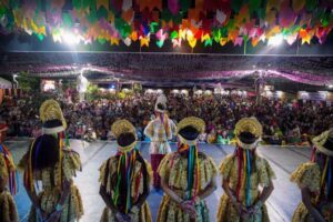 Multidão se despede do Arraial da Assembleia com os Bois de Sonhos e Axixá e show de Eric Andrade