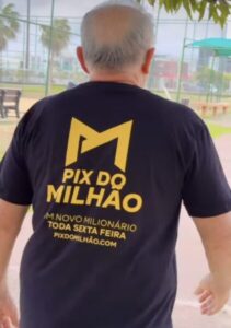 Derrotado em Arari, ex-prefeito vira garoto propaganda do Pix do Milhão