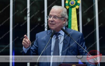 José Dirceu volta ao Congresso após 19 anos e participa de sessão em celebração à democracia