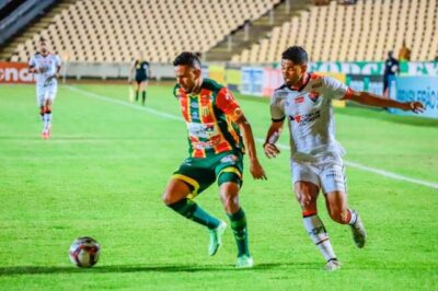 Sampaio ‘esquece’ jogo épico e perde em casa para o Vitória