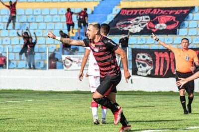 Com gol no ‘crepúsculo’, Moto vence CRB e abre vantagem