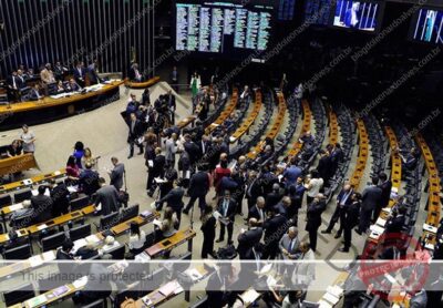 Câmara dos Deputados aprova na madrugada pacote que diminui controle sobre licitações