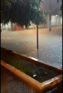 Forte chuva alaga ruas, invade lojas e derruba hotel mais antigo de Barra do Corda na noite desta quinta-feira(13)