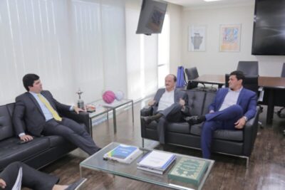Dr. Julinho firma parceria com o PP e anuncia construção de areninha esportiva no ‘Residencial Nova Terra’…
