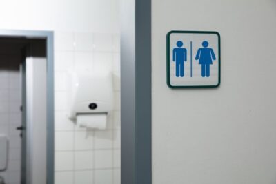 Câmara de São Luís aprova projeto que proíbe mulheres trans de usar banheiros femininos em espaços públicos e privados