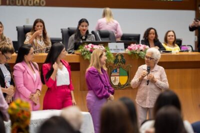 Helena Barros Helluy é aplaudida de pé na Assembleia Legislativa