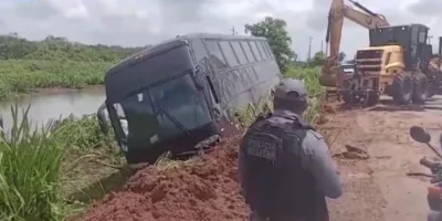 Ônibus com evangélicos sai da pista e cai em área alagada na MA-014
