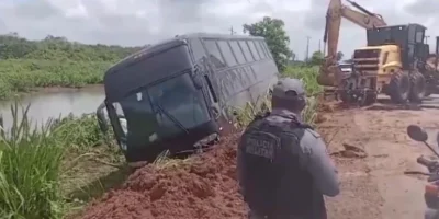 Após deixar passageiros, ônibus sai da pista e cai em área alagada às margens da MA-014