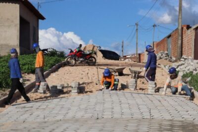 Em Brejo, Hildo Rocha e Thâmara Castro vistoriam obra de pavimentação