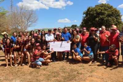 Hildo Rocha entrega cheque de R$ 500 mil para reforma e modernização de campo de futebol em Barra do Corda
