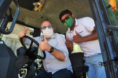 Hildo Rocha entrega retroescavadeira para população de Barra do Corda e recebe título de cidadão honorário