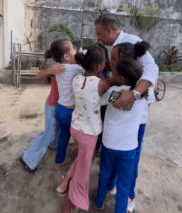 Prefeito de Bacuri, Márcio Hominho, é recebido com carinho por alunos da escola Castelo Branco