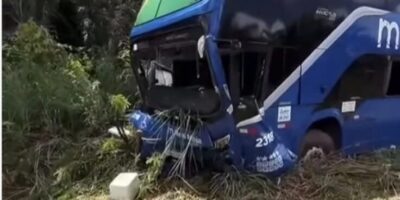 Após bater em veículo de passeio ônibus sai da pista na BR-316 em Peritoró no MA