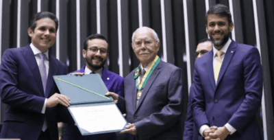 Líder de ‘sabedoria e determinação inabaláveis’, diz Motta sobre Sarney em homenagem na Câmara