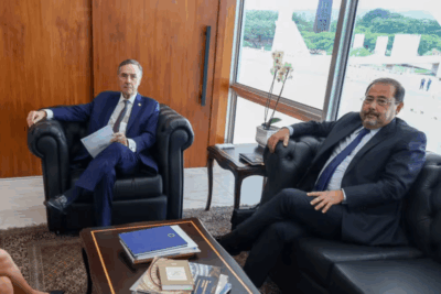 Defesa de Bolsonaro pedirá impedimento de Zanin e Dino em julgamento sobre tentativa de golpe