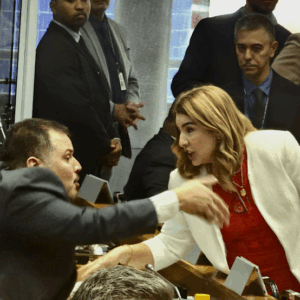 Iracema mostra prestígio entre deputados ao costurar consenso sobre homenagem ao MST…