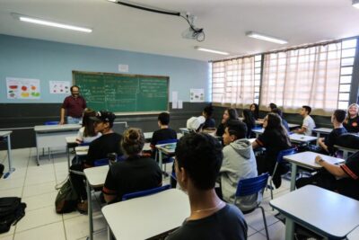 Sancionada lei que prevê incentivo à permanência de estudantes no ensino médio  Fonte: Agência Câmara de Notícias
