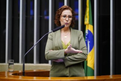 Carla Zambelli já foi localizada na Itália; prisão depende de decisão judicial