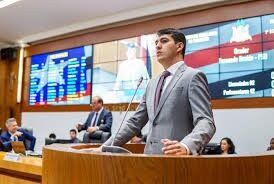 Deputados pré-candidatos a prefeito tomam invertida de irmão do prefeito