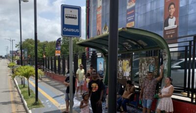 Cadê o busão? Eleitores enfrentam longas esperas nos pontos de ônibus