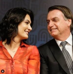 Michelle explica porque Bolsonaro deixou de segui-la no Instagram