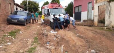 INACREDITÁVEL!! Em Barra do Corda, ambulância do Samu fica presa em buracos no bairro altamira e população ajuda a retirá-la no empurrão