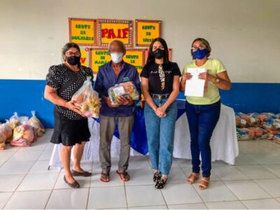 Janaína Ramos realiza entrega de cestas básicas a integrantes da Associação de Catadores de Materiais recicláveis de Imperatriz