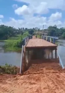 Ponte desaba e isola dois povoados na zona rural de Santa Inês