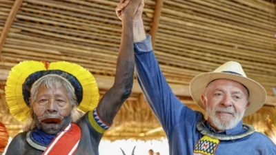 Lula concede maior honraria do Estado brasileiro ao Cacique Raoni