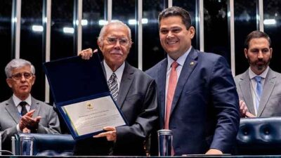 Poderes reverenciam Sarney nos 40 anos da redemocratização